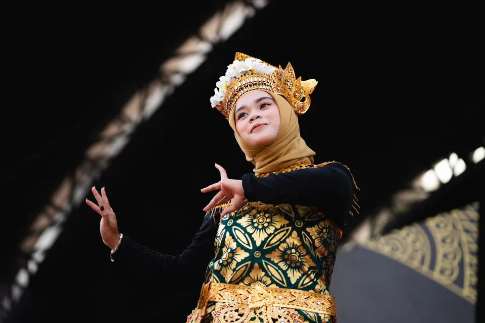 Indonesian girl event dancing